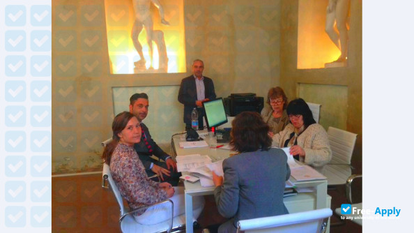 Foto de la University of Merchants #7