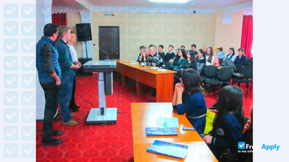 Foto de la Kazakh-American Free University #7