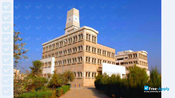 Foto de la University of Tripoli Lebanon #3