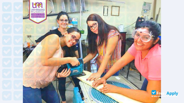 Foto de la University Mundial #5