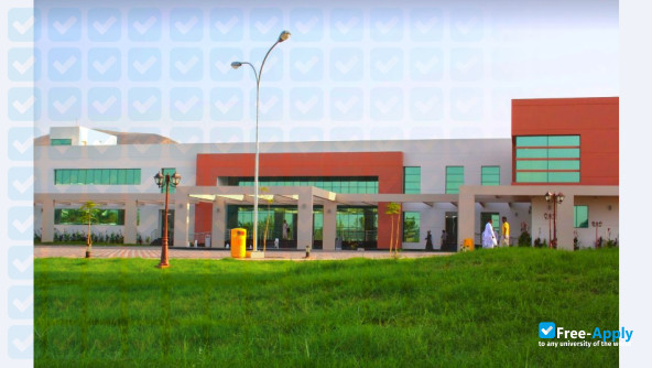 Foto de la Middle East College #9