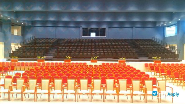 Foto de la Middle East College #8