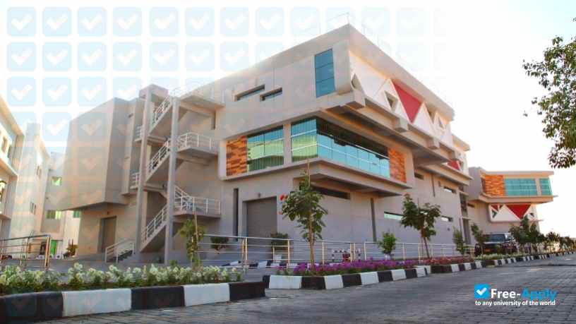 Foto de la Middle East College #4