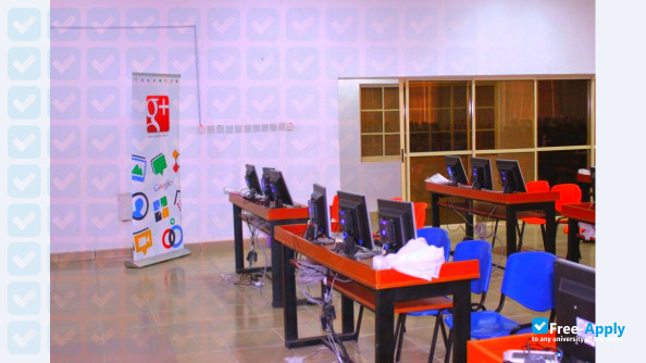 Foto de la Bingham University New Karu #1
