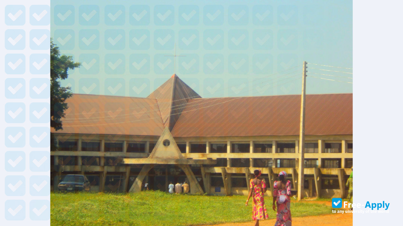 Foto de la Bingham University New Karu #3