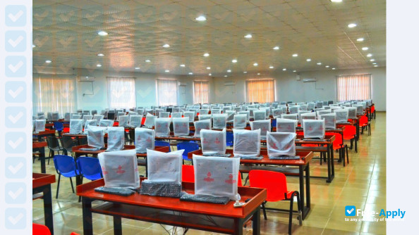 Foto de la Bingham University New Karu #11