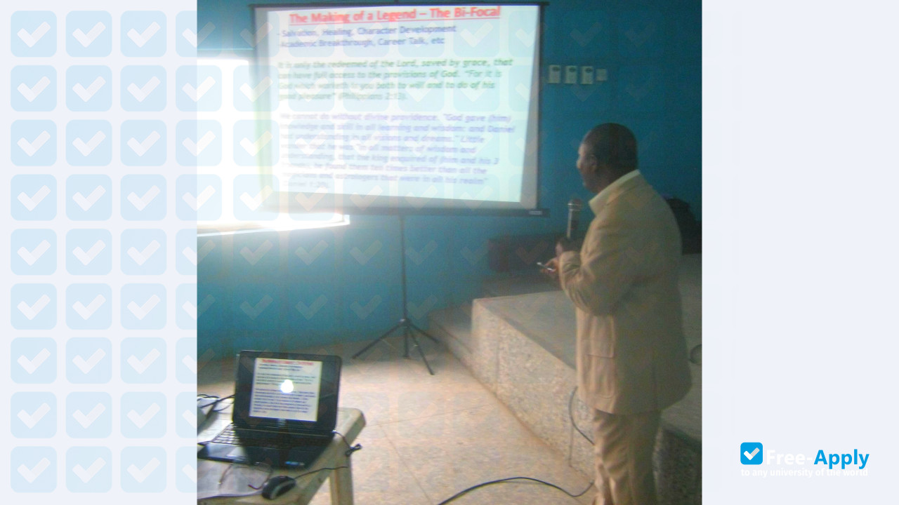 Foto de la Federal College of Education Technical Omoku #4