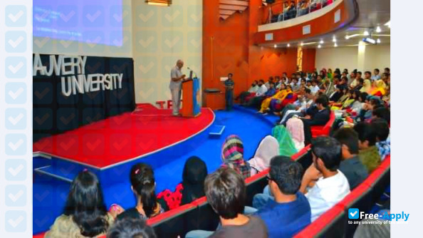 Foto de la Hajvery University Lahore #2
