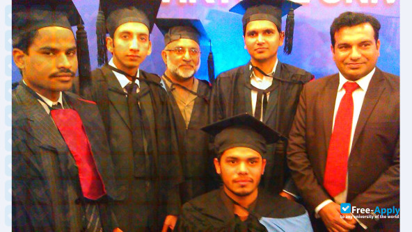 Foto de la Institute of Information Technology and Management #7