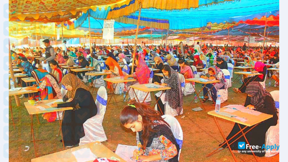 Foto de la Peoples University of Medical & Health Sciences for Women Shaheed Benazirabad #2