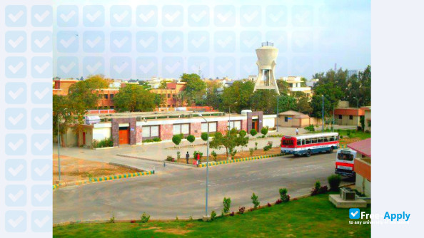Foto de la Karachi Medical and Dental College #12