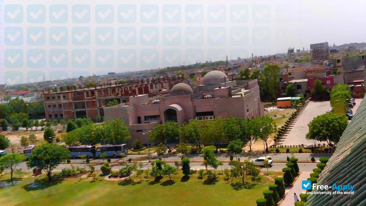 Photo de l’University of Management and Technology #4