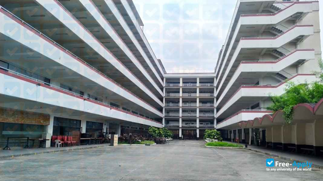 Фотография Manuel L Quezon University