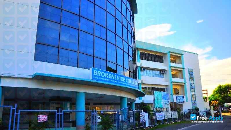 Foto de la Brokenshire College #8