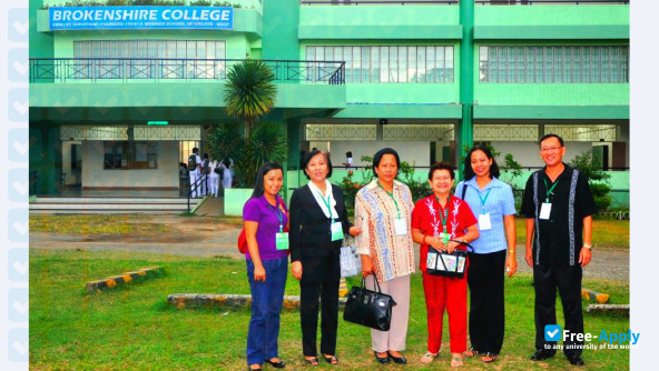 Foto de la Brokenshire College #4