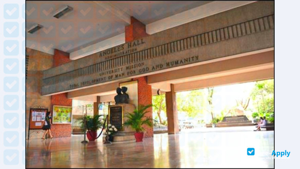Foto de la Angeles University Foundation #6