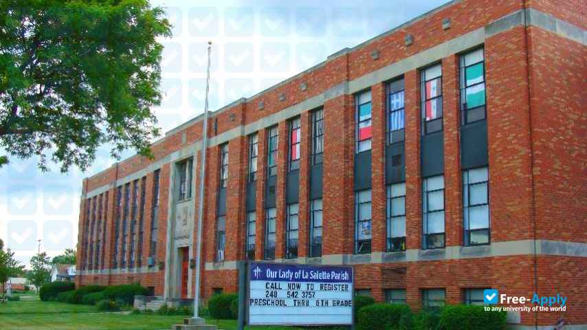 Foto de la University of La Salette #2