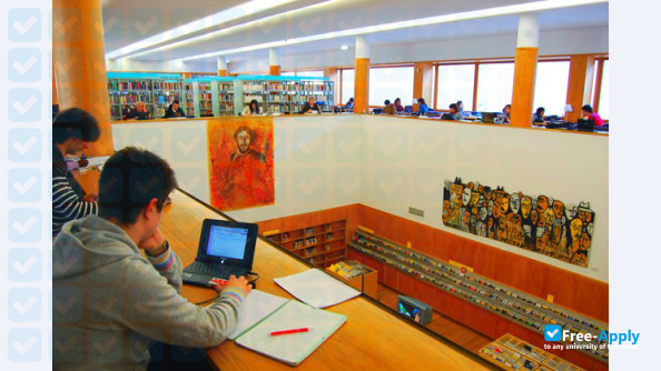 Foto de la School of Education Almeida Garrett #8