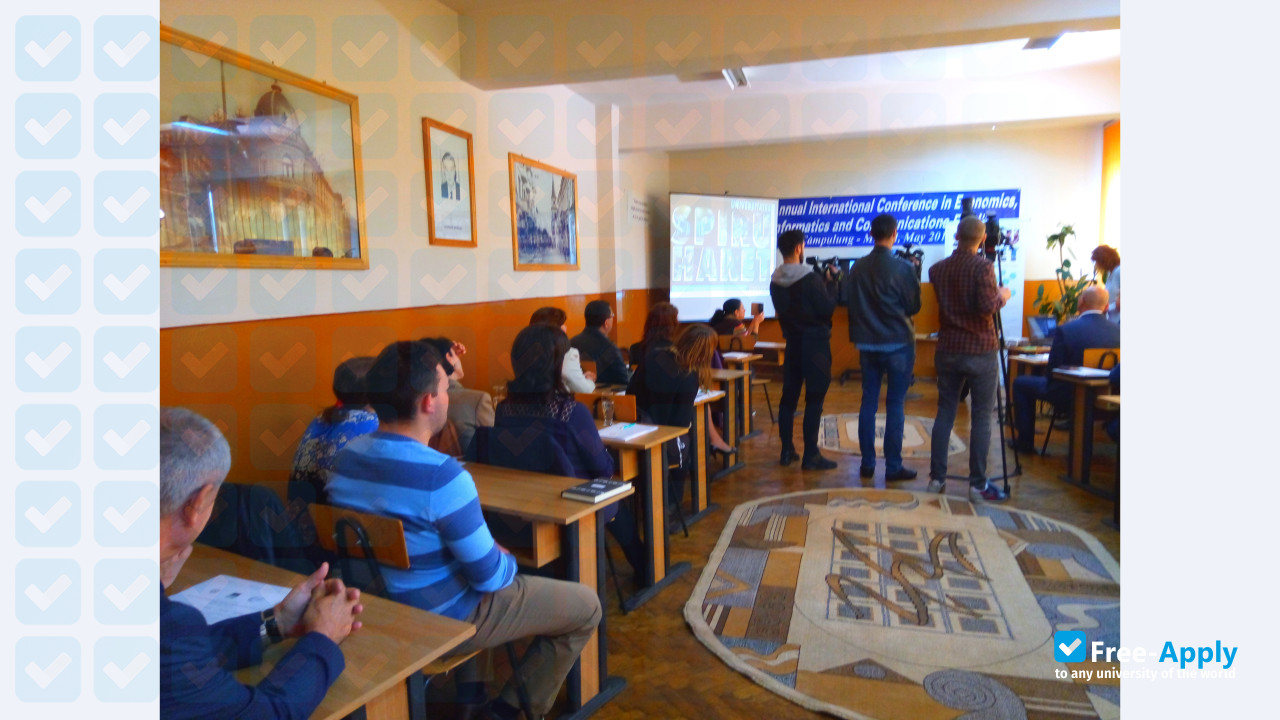 Foto de la Spiru Haret University #2