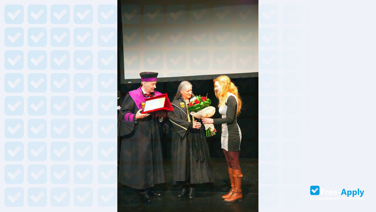 Caragiale University of Theatrical Arts and Cinematography фотография №6