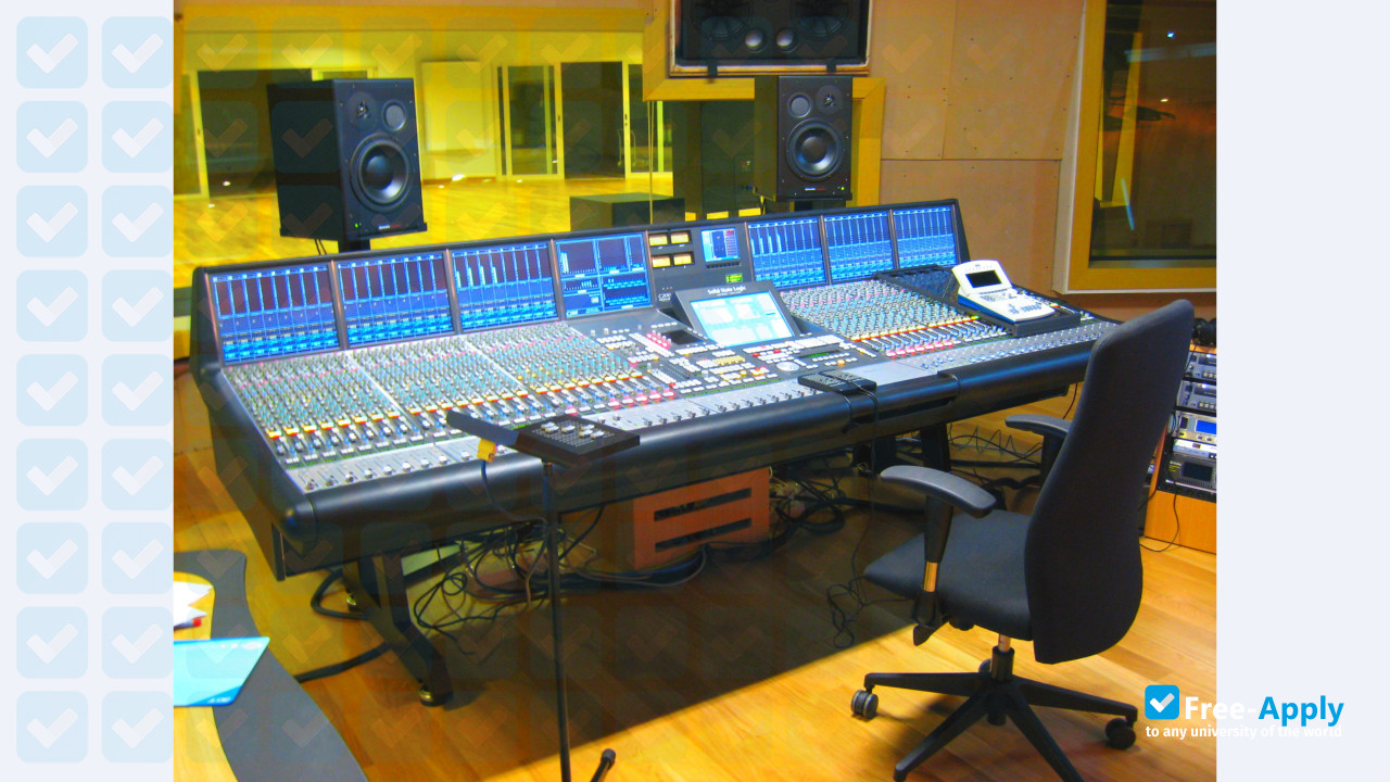 Foto de la Yong Siew Toh Conservatory of Music #6