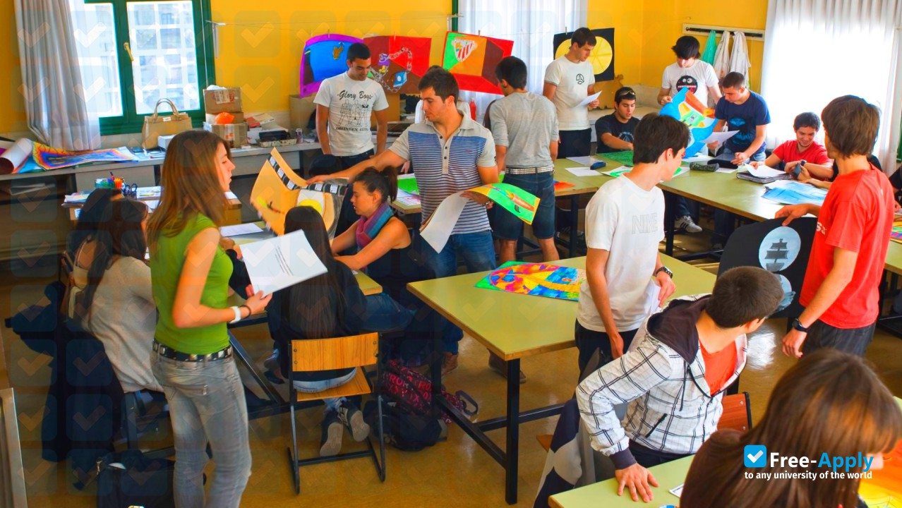 Foto de la Begoñako School of Education Andra Mari #3
