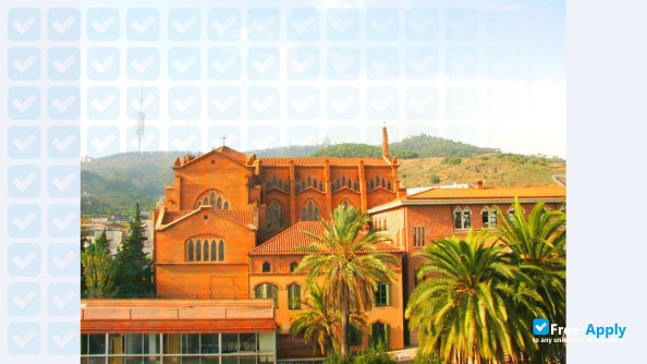 Foto de la Abat Oliba CEU University #2