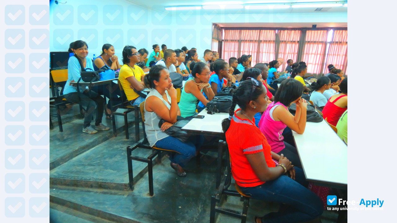Foto de la Anton de Kom University of Suriname #3