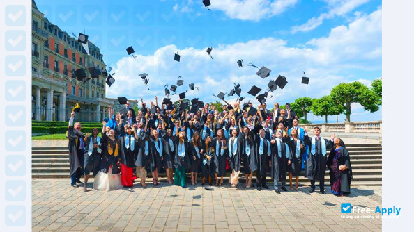 Foto de la EU Business School Switzerland #3