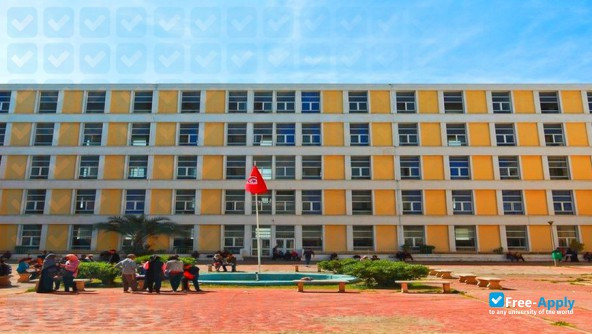 Université de Tunis Faculté des Sciences Humaines et Sociales de Tunis фотография №1