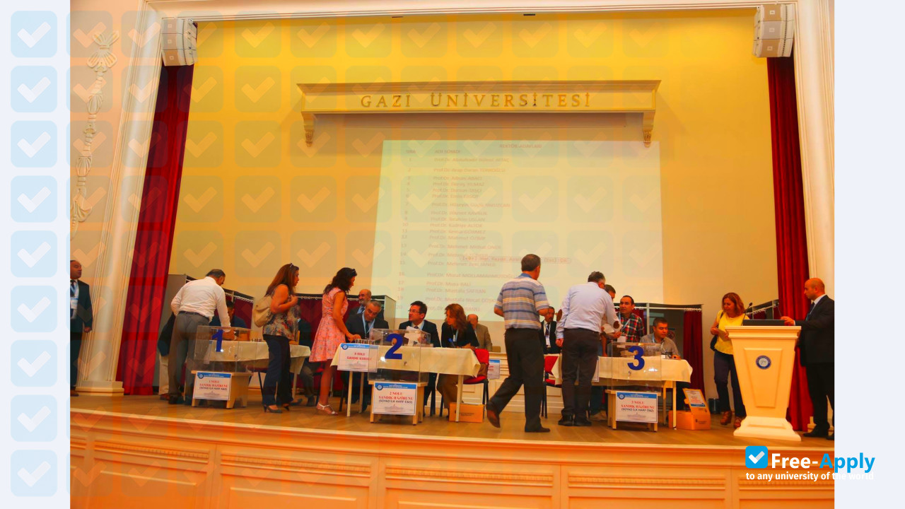 Foto de la Gazi University #12