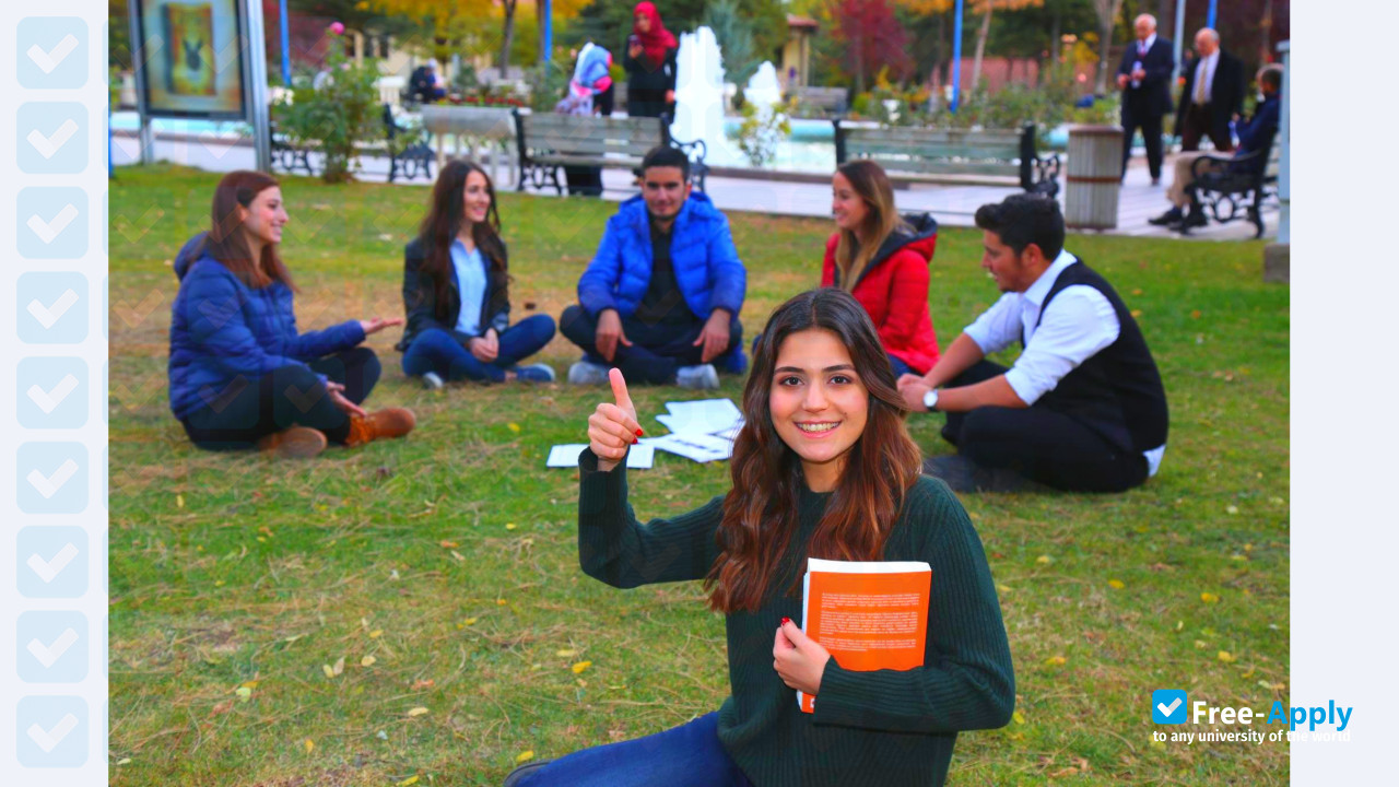Foto de la Gazi University #6