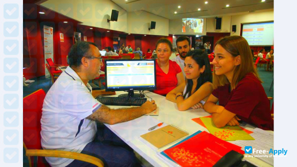 Foto de la Izmir University of Economics #11