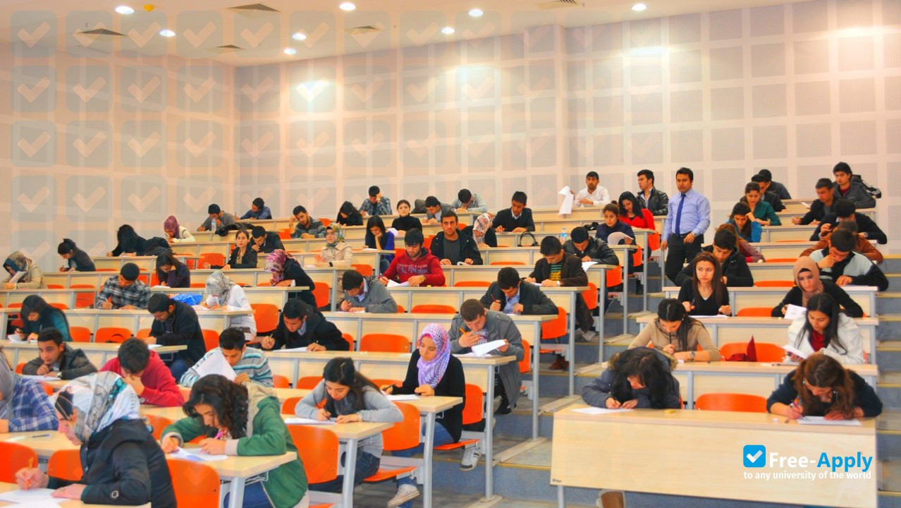 Foto de la December 7 University of Kilis #3