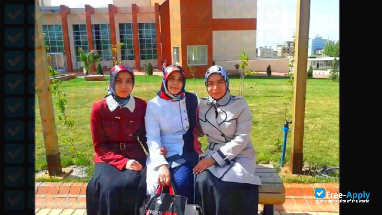 Foto de la December 7 University of Kilis #2