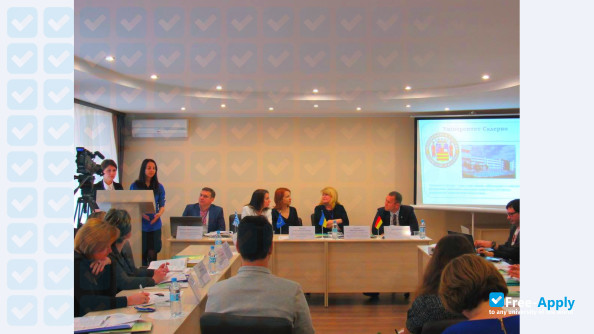 Foto de la Donetsk State University of Management #10