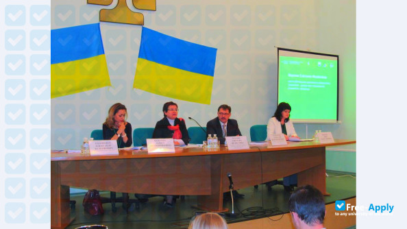 Foto de la Donetsk State University of Management #7