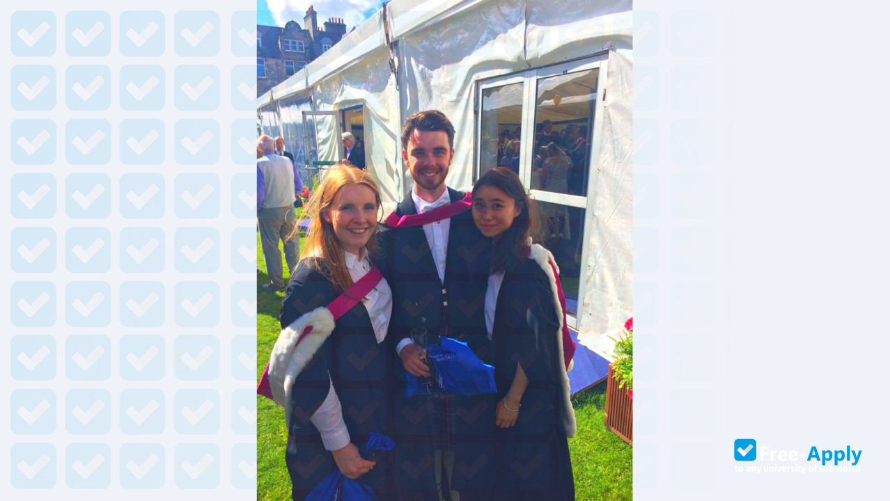 Foto de la St Salvator's Quad at the University of St Andrews #8