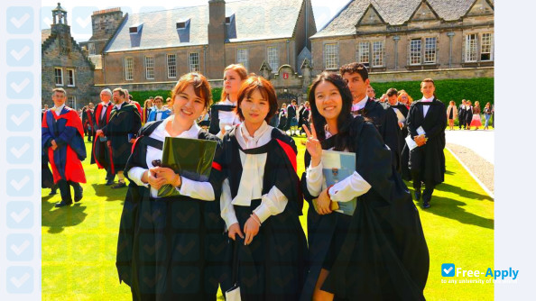 Foto de la St Salvator's Quad at the University of St Andrews #9