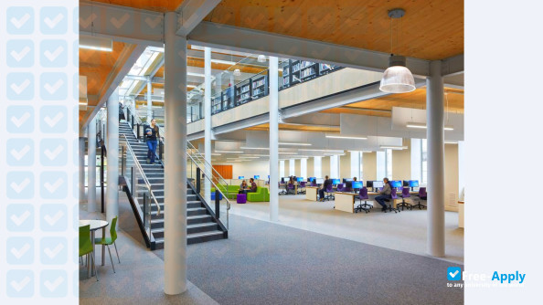 Farnborough College of Technology photo #8