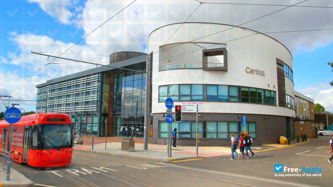 Foto de la Central College Nottingham #3
