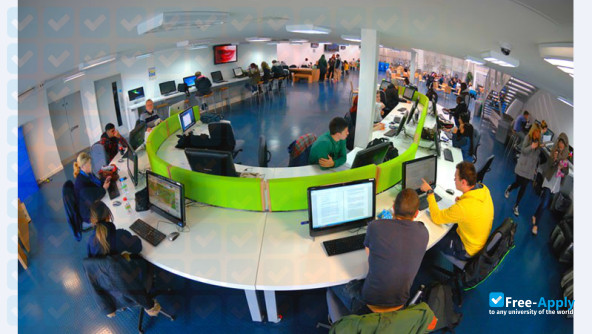 Foto de la University of Bolton #8