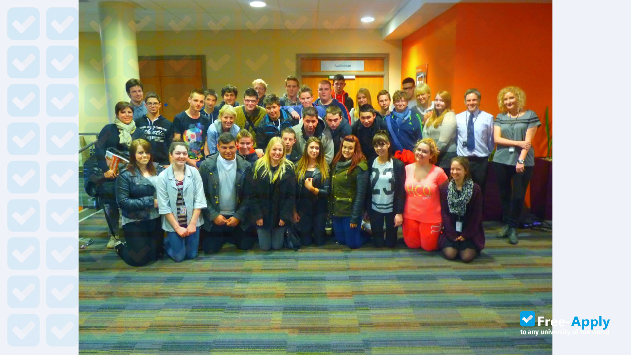 Foto de la Newcastle under Lyme College #3