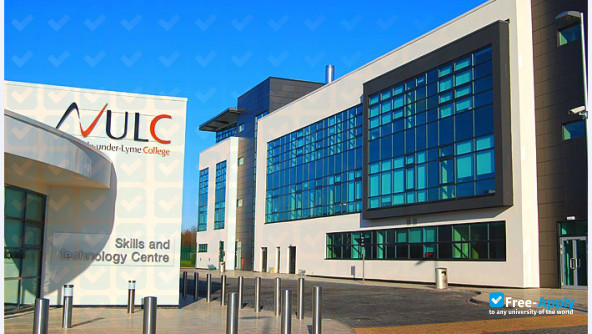 Foto de la Newcastle under Lyme College #7