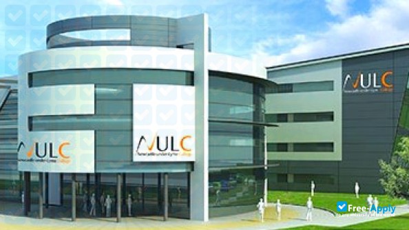 Foto de la Newcastle under Lyme College #10