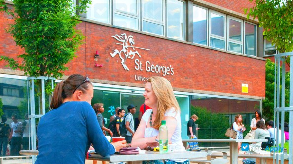 Foto de la Saint George's University of London #2