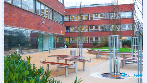Foto de la Saint George's University of London #8