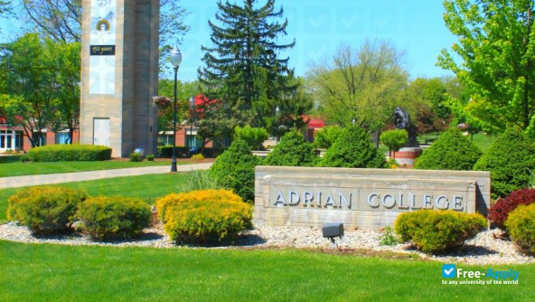 Adrian College фотография №7