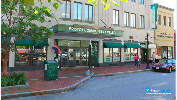 Foto de la Bristol Community College #7