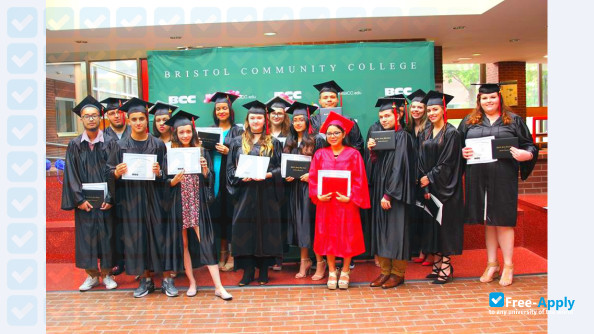 Foto de la Bristol Community College #10